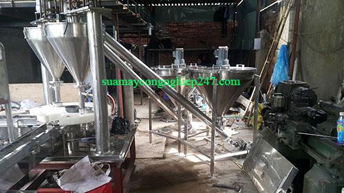 Máy định lượng bột và ghép nắp lon sữa bột