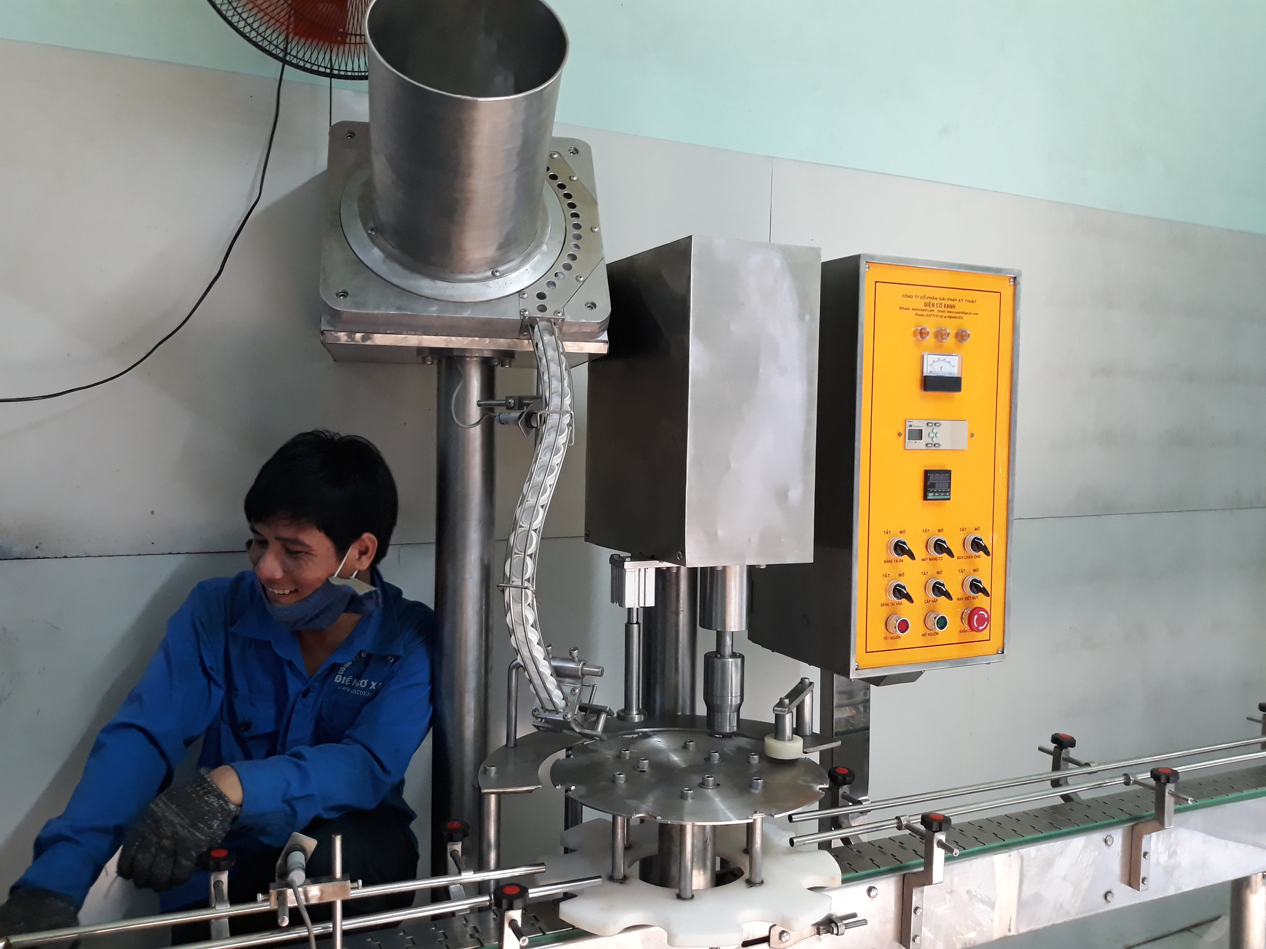 MÁY VẶN NẮP CHAI NƯỚC TƯƠNG TỰ ĐỘNG