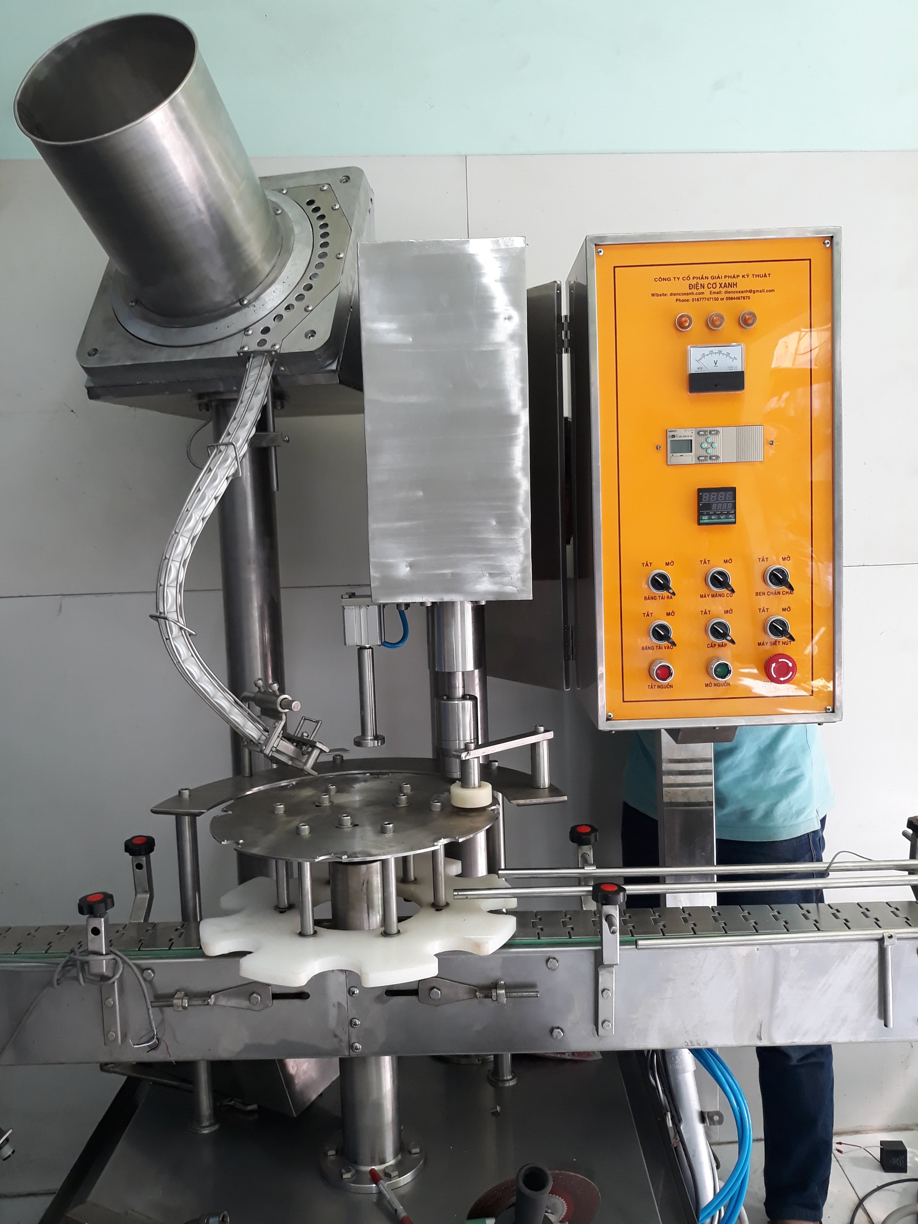 máy vặn nắp chai nước uống năng suất 1200 chai đến 2000 chai/giờ